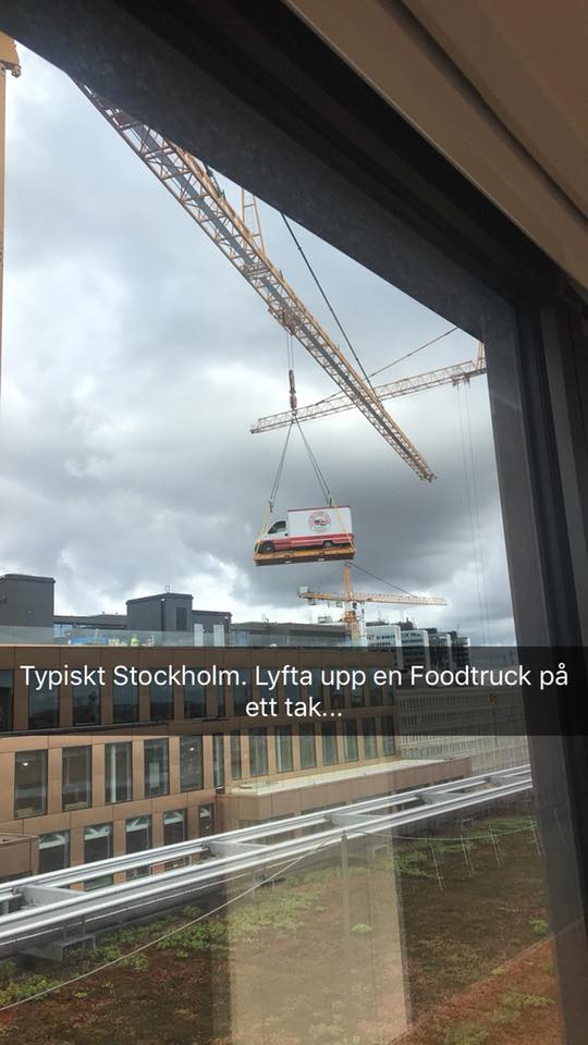 jooiiee1's tweet photo. Polare skickade en bild från kontoret, har ni någonsin sett något mer Stockholm än att lyfta upp en foodtruck på ett tak? https://t.co/GKqOWhYM4W