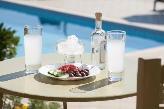 VisitGreecegr's tweet photo. Ouzo; the uplifting Greek Drink
#Greece #VisitGreece #Travel #ttot #food 
https://t.co/s9mOC163jb https://t.co/mw7tkSbYmC