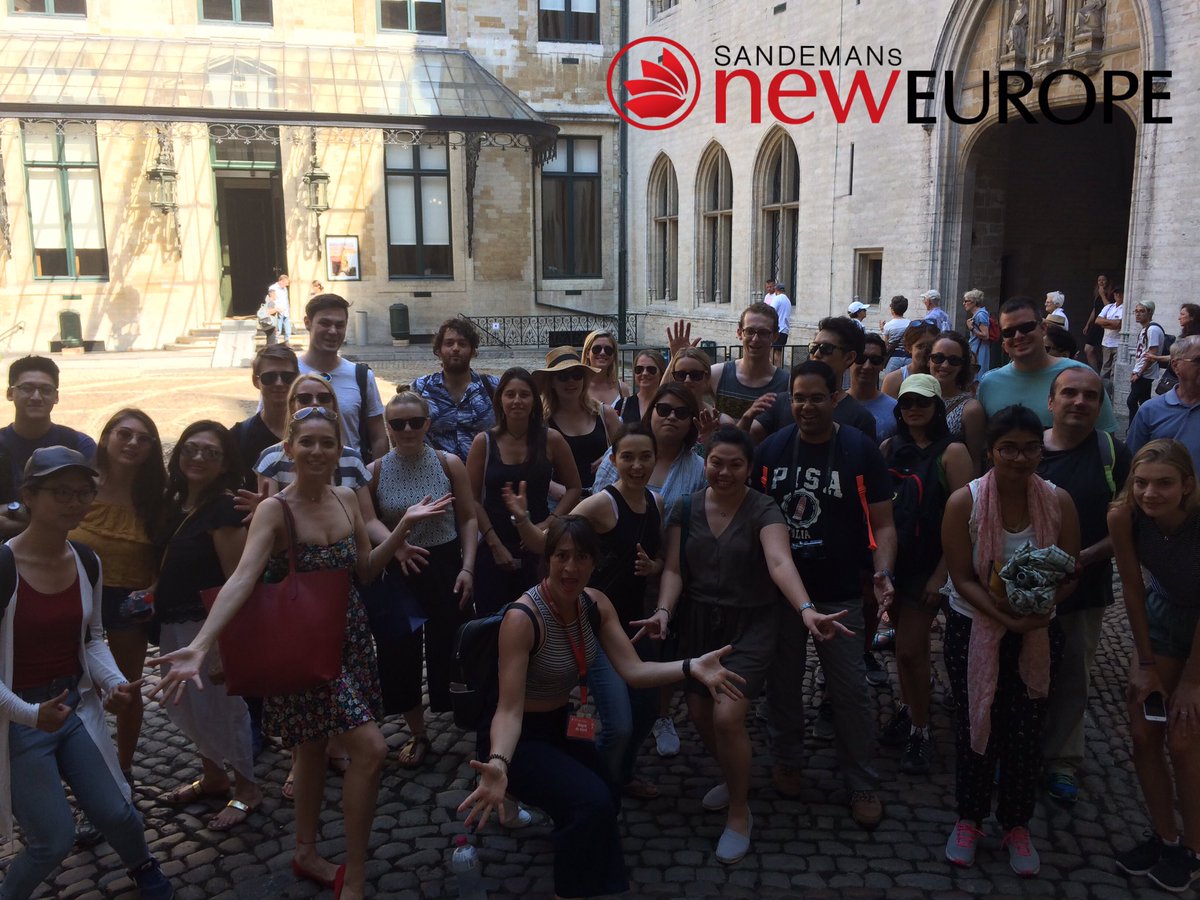 newbrussels's tweet photo. #Brussels Walking Tour in English with Magali .20/06/2017 . 10 am
#FREETOUR #sandemans #redumbrella #Belgium https://t.co/isnDJoPOJV