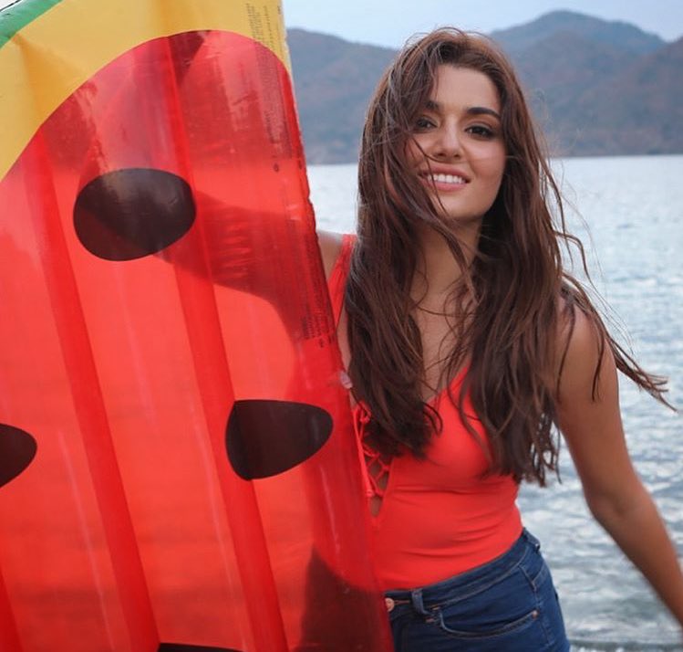 TvDunyasii's tweet photo. Hande Erçel YENİ😍😍 https://t.co/z18uvI8u9U