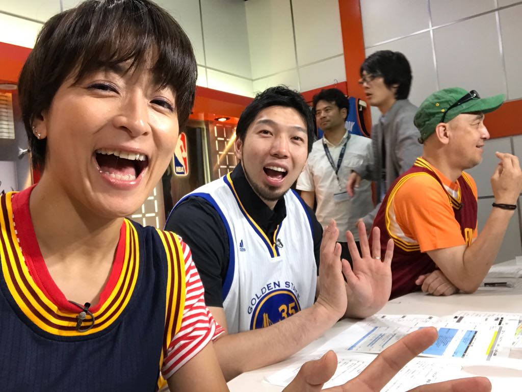 水野 裕子 Twitter પર 今期最後のnbaマガジン収録だん Kj 松井選手もスタジオに 毎回打ち合わせから盛り上がり過ぎて時間が足りない 笑いの絶えない現場ですわ Bs1は25日 日 16 00 Nhk Gは26日 月 1 23 です お楽しみに ﾉ