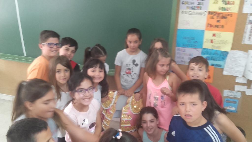 Después de una tragedia. Es ilusionante estos niños admirando a la tauromaquia. Gracias 3*A de primaria y a su profe por invitarme