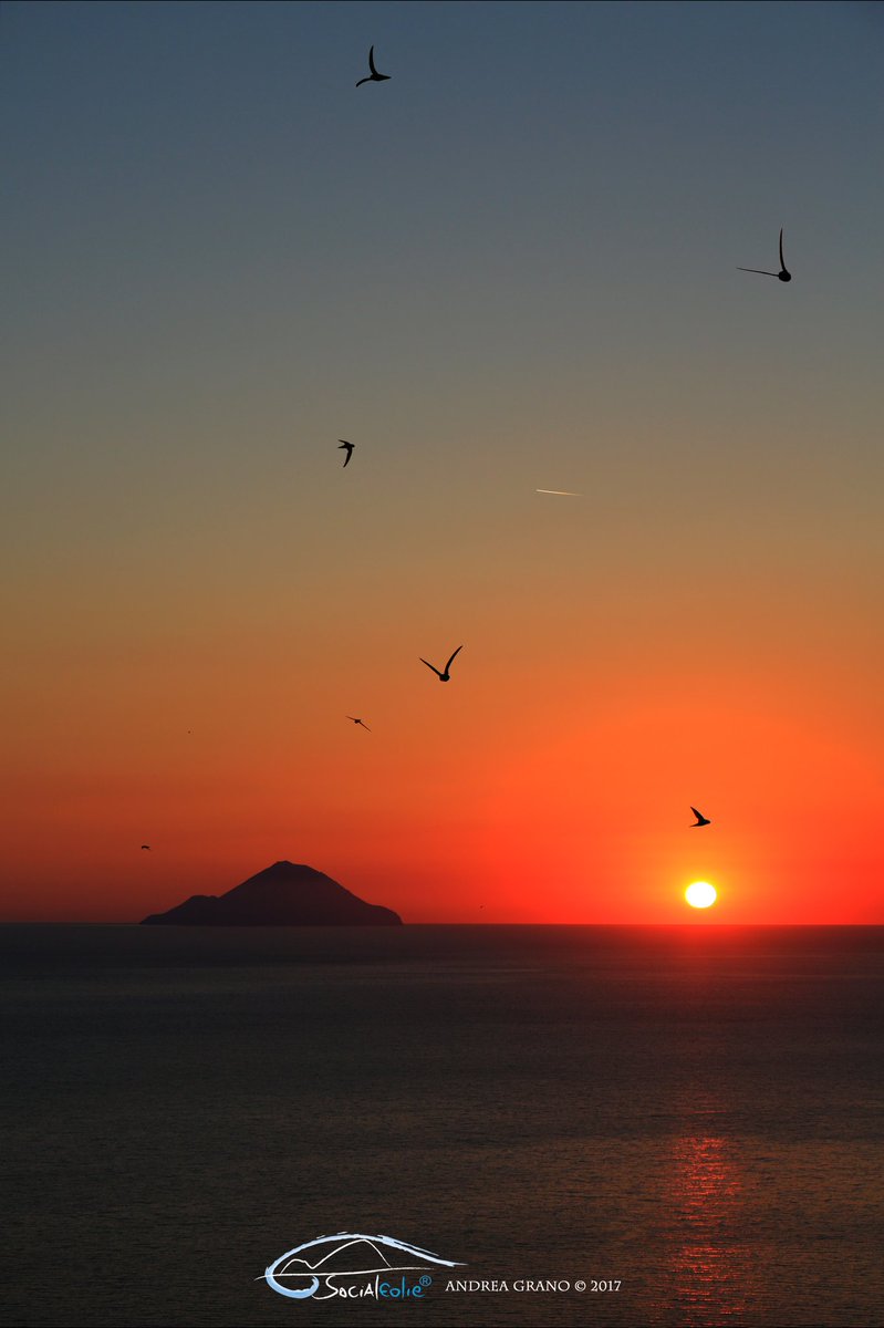 Non è il solito paesaggio ma un'esperienza da vivere giornalmente!! 

#eolie #isoleeolie #aeolianislands #aeolianeffect #socialeolie