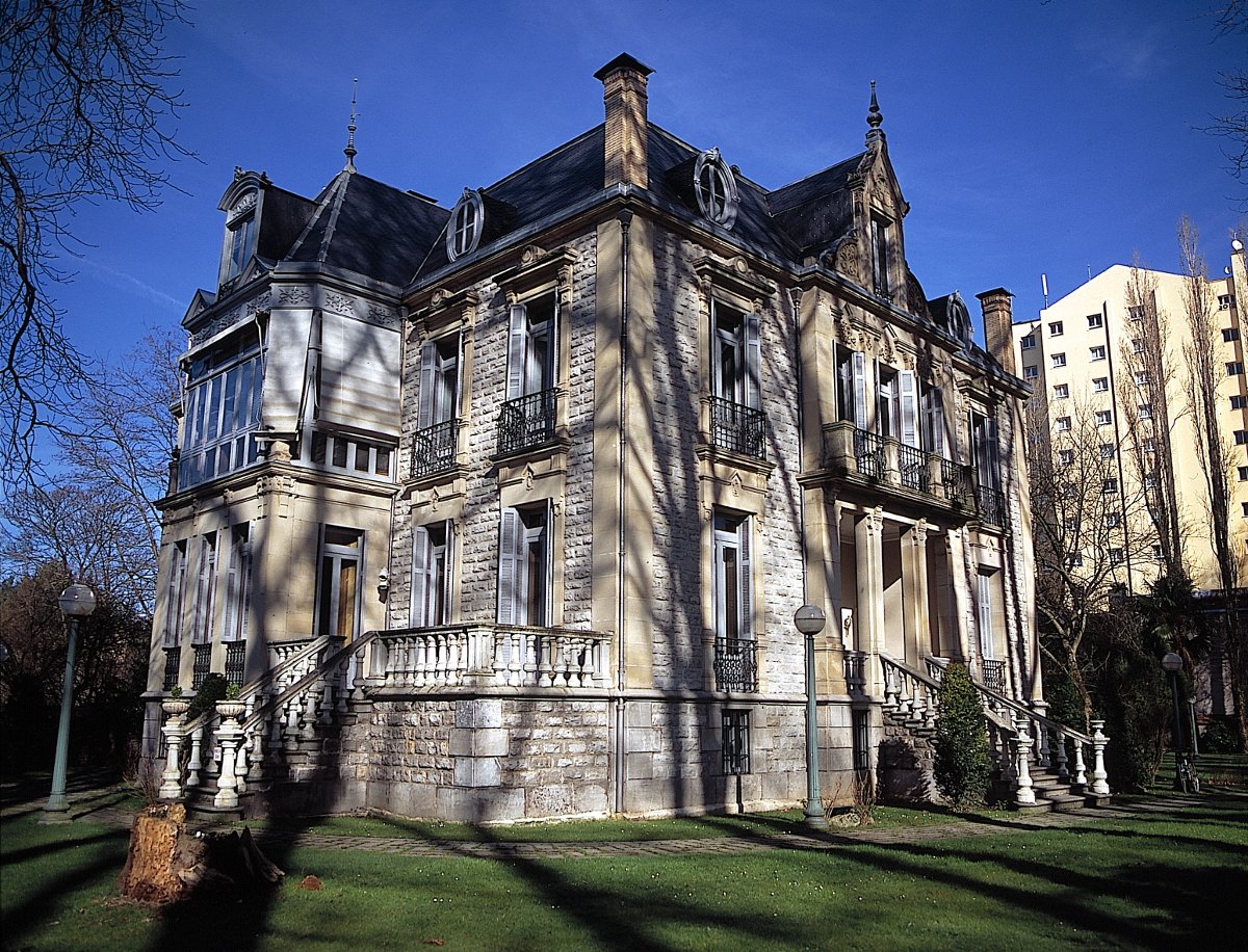TurismoVitoria's tweet photo. Te proponemos un recorrido por los #palacios de Vitoria-Gasteiz: Bendaña, Zulueta, el Palacio de la Diputación... https://t.co/Nf3Rh5bnCa https://t.co/4WFTcVzMyS