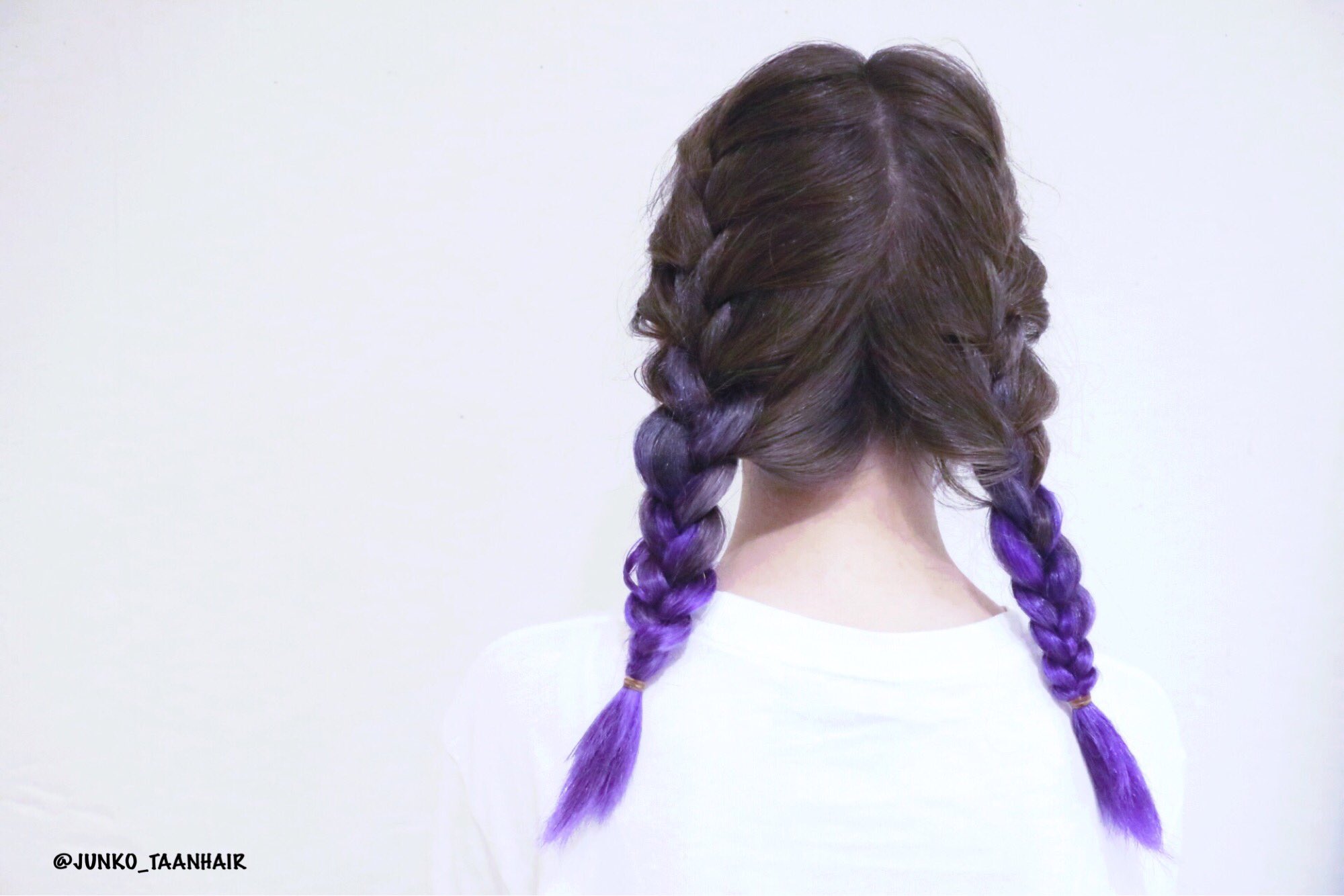 Jun Gray Ash Vivid Violet ブリーチ カラー マニパニ ブリーチ履歴のあるお客様です 茶髪の状態から全体をブリーチ 毛先だけもう一度ブリーチ 上は少し明るさのあるアッシュ 毛先はマニパニで紫に 編み込みの三つ編みで 簡単アレンジ