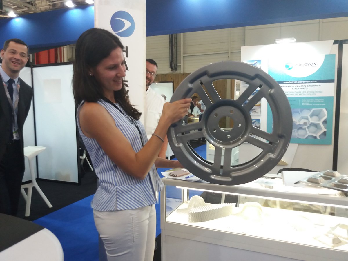 #salondubourget 
Sur le pavillon Bretagne, démo du sandwich aluminium d'Halcyon qui révolutionne l' industrie grâce à son poids plume