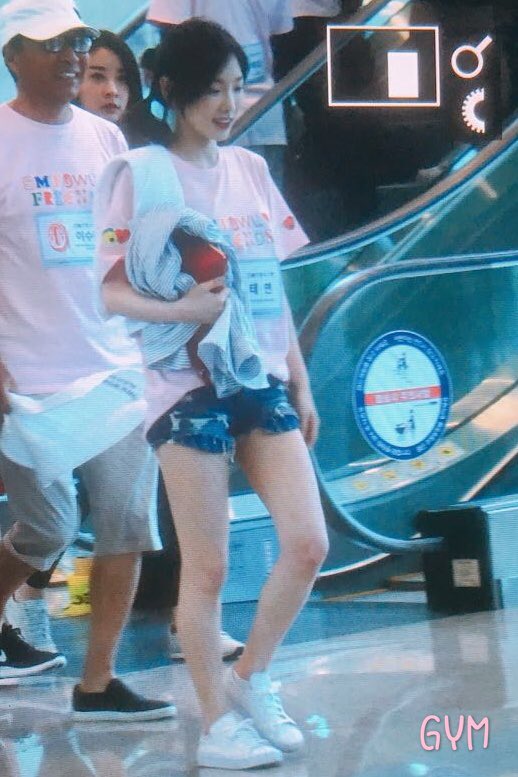 [PIC][19-06-2017]TaeYeon - Tiffany - HyoYeon và YoonA khởi hành đi Jeju để tham dự "SMTOWN FRIENDS WORKSHOP IN JEJU 2017" vào sáng nay - Page 2 DCwaulbVYAA3acQ