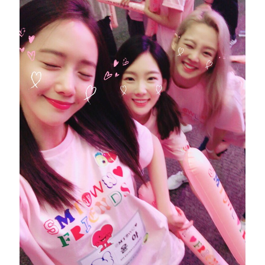 [PIC][19-06-2017]TaeYeon - Tiffany - HyoYeon và YoonA khởi hành đi Jeju để tham dự "SMTOWN FRIENDS WORKSHOP IN JEJU 2017" vào sáng nay - Page 2 DCwcxlfWsAAeM7c
