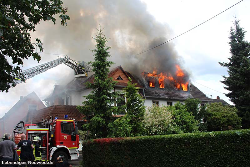LNeuwied's tweet photo. Ein ganz dickes Danke an die vielen Einsatzkräfte #Brand in #Neuwied - #Irlich bei #GasthofVelten 16.06.17
https://t.co/8fezeHzTAz https://t.co/QpYF86eKiL