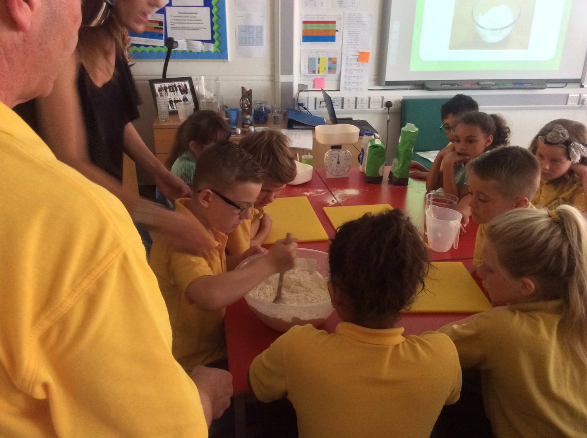firsprimarysale's tweet photo. #4LS Despite the hot weather, Year 4 have been baking bread this morning! #beautifulbread #comfortingcarbohydrates https://t.co/rlmZ1GL4KY