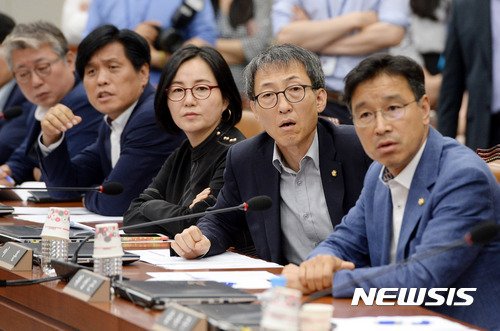 국회 운영위, 항의하는 민주당 의원들 v.media.daum.net/v/201706201605… 조응천, 조승래, 제윤경, 이훈, 위성곤.. 민주당 의원님들 응원합니다. 화이팅!