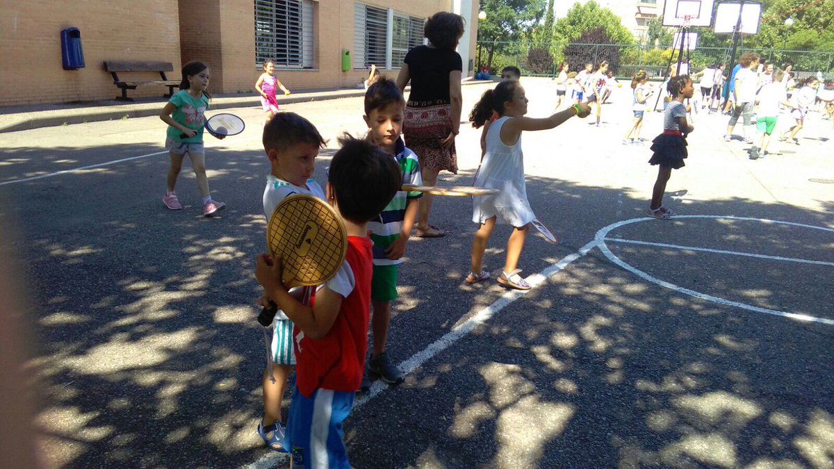 cpcortesaragon's tweet photo. Después hemos salido al patio y los amigos de 6* han preparado unos juegos para nosotros. https://t.co/NYXeDXMFUd