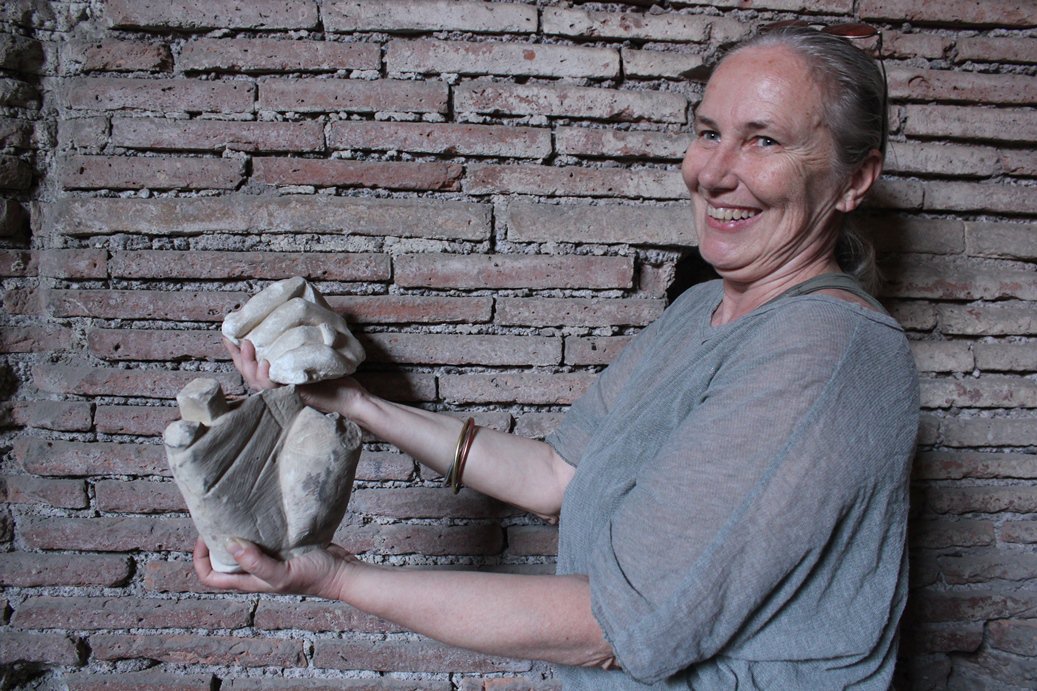 museiincomune's tweet photo. C'è chi solleva pesi e chi marmi, ecco come le archeologhe dei #MercatiDiTraiano si tengono in forma! 
#WomenMW #MuseumWeek #sportMW https://t.co/8HeXtUnAjS