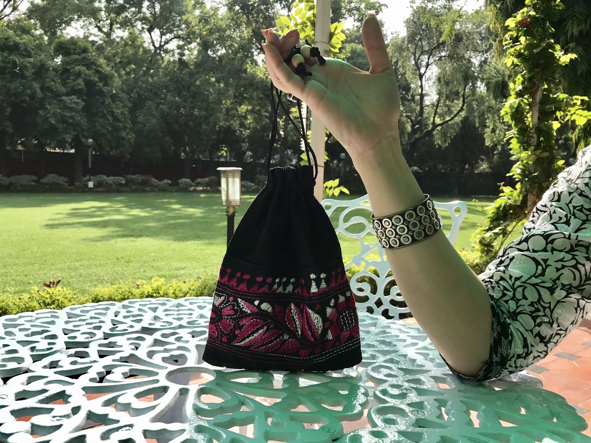 Simmy_0601's tweet image. Bag in the picture: Rs 90. Smile on two faces: priceless! @smritiirani #handloomhaat #support #artisans #handicrafts #textiles