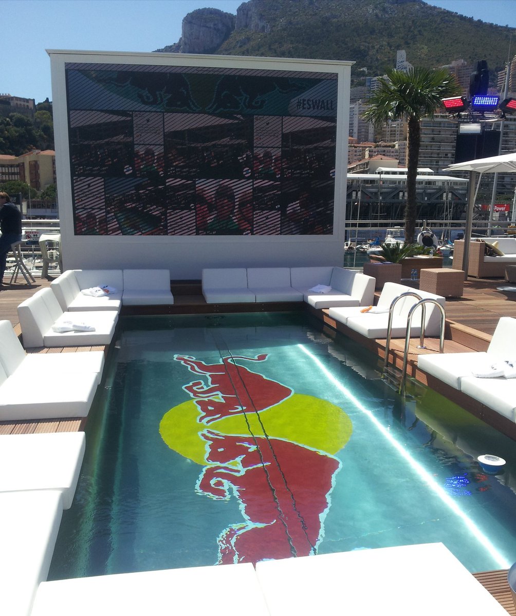 Formula1chick's tweet photo. It's one of those days when you need this is your back garden... ππ#Hot #RBChicks #Abiπ @redbullracing #EnergyStation #CoolTeam πΉπΈ https://t.co/s5TaZ7wugF