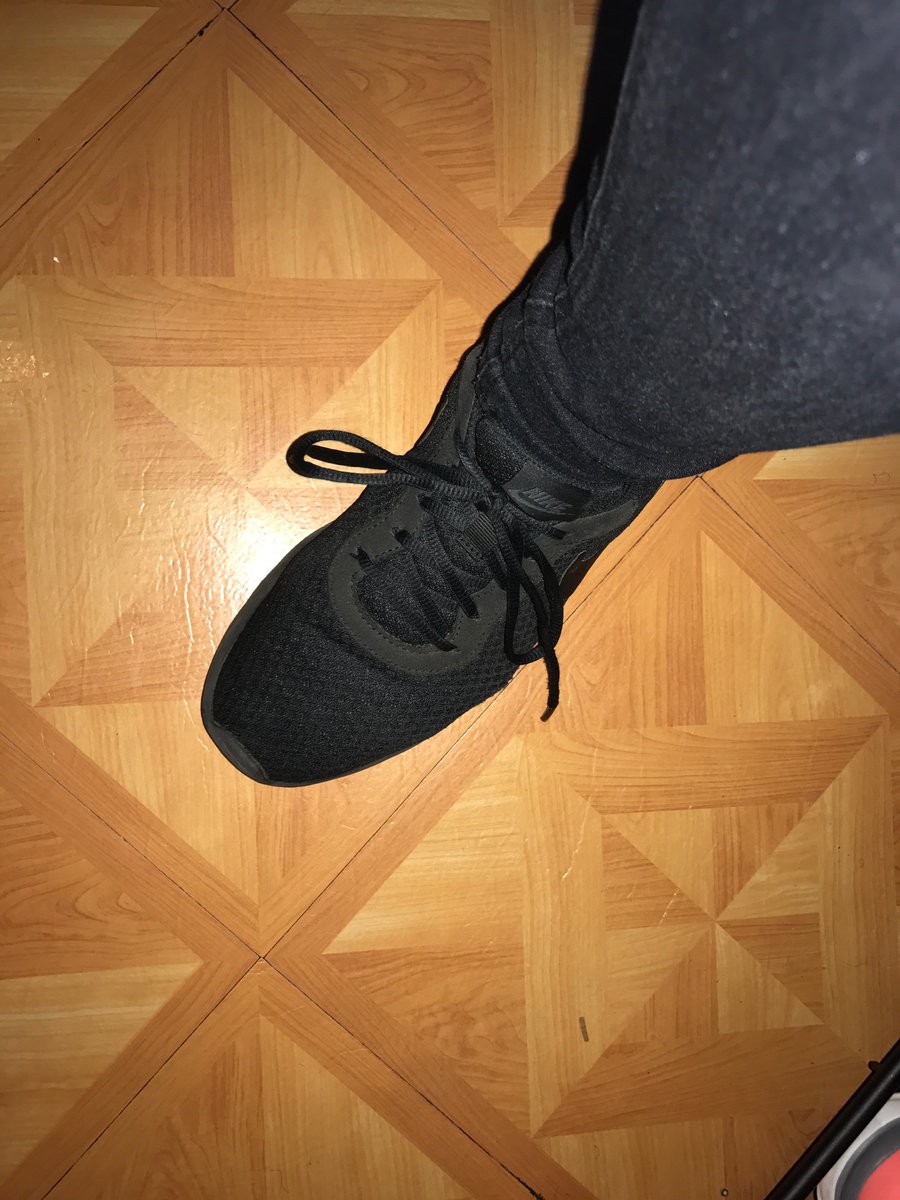 krisstinalewis's tweet photo. Tying my shoes the @RobertIDK way https://t.co/QDJXEfATRr