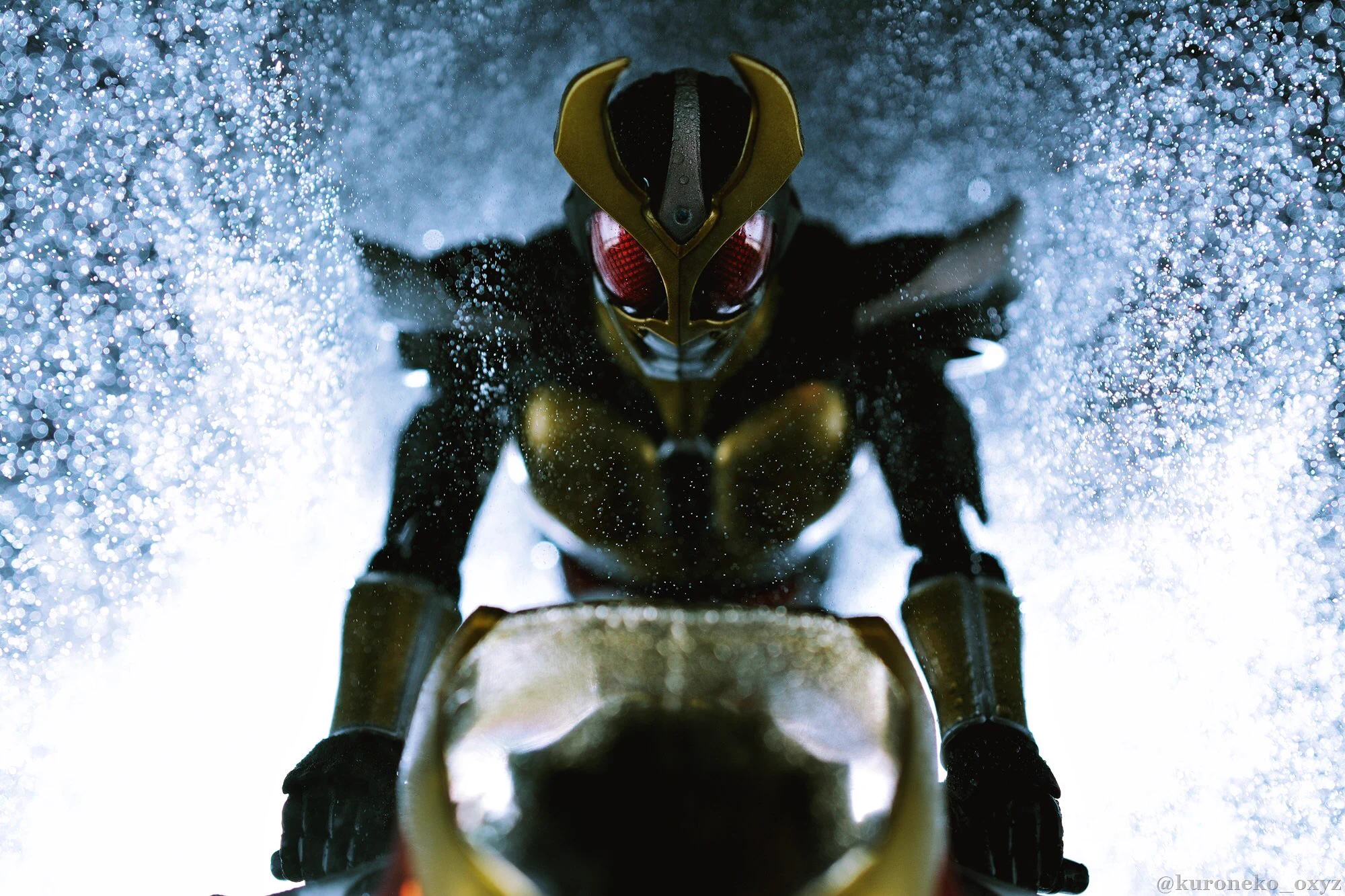 本物のようなかっこよさ！仮面ライダーのフィギュアが水しぶきでパワーアップ！