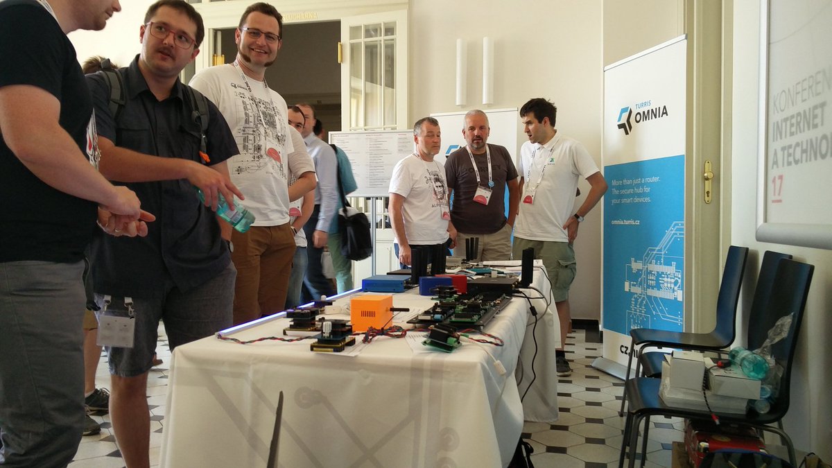 turris_cz's tweet photo. Stánky #TurrisOmnia a @BigClownLabs se pomalu osvobozují z obležení nadšenců, za pár minut v sále rekapitulace #TurrisHack17 (Byl skvělý!) https://t.co/o2o6PQUaBX