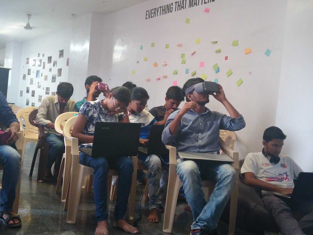 ram_gurumukhi's tweet photo. @swechafsmi thanks for hosting the event :-) #WebVRIndia https://t.co/R0cNtbKwfm