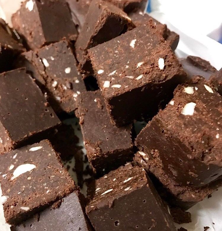 HeyHailey13's tweet image. Jenna baked brownies for everyone at the office. She's so sweet but also she is messing with my diet 😭😭😭