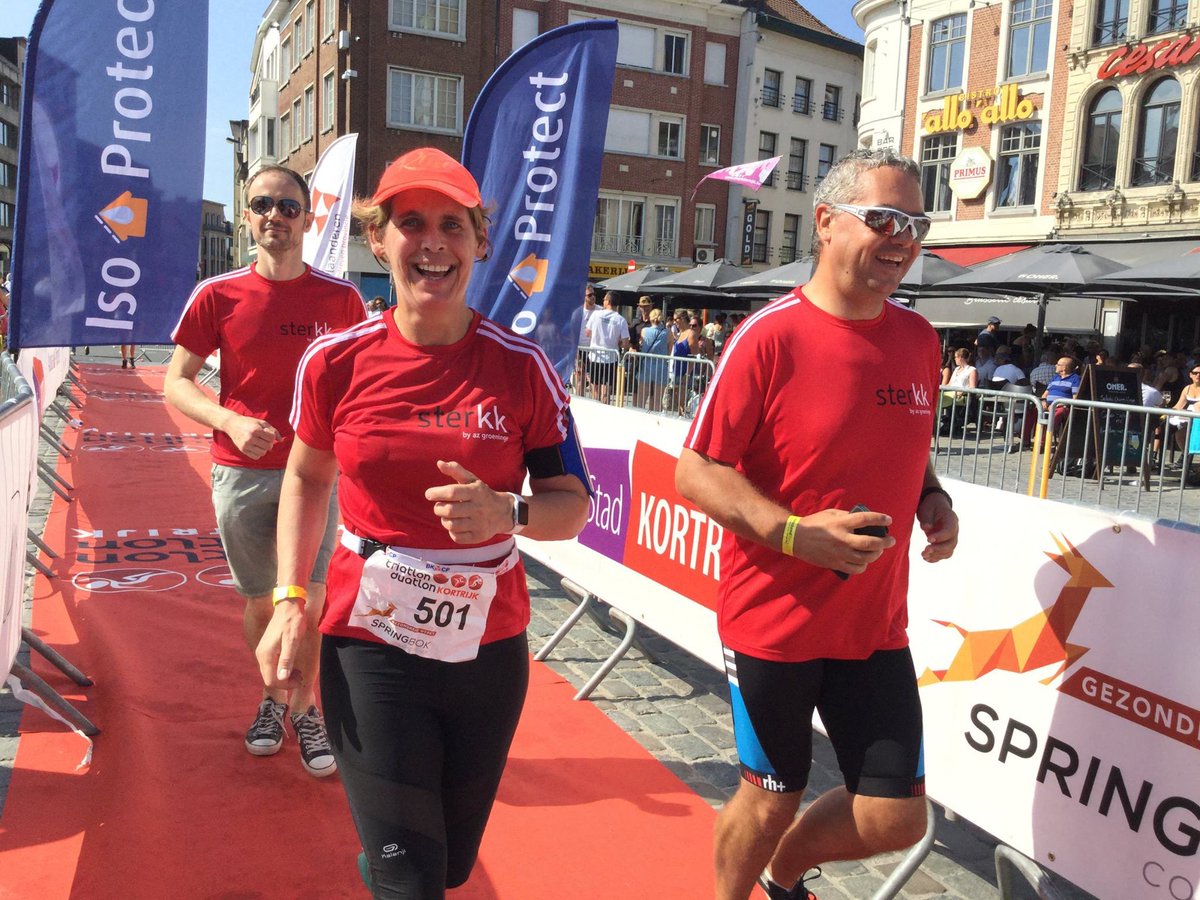 daveallegaert's tweet photo. CEO &amp; directieteam @azgroeninge steken #kanker patiënten hart onder de riem en lopen kwarttriatlon @8500Kortrijk mee. #sterkk @KOTKanker https://t.co/evz6jI0SSn