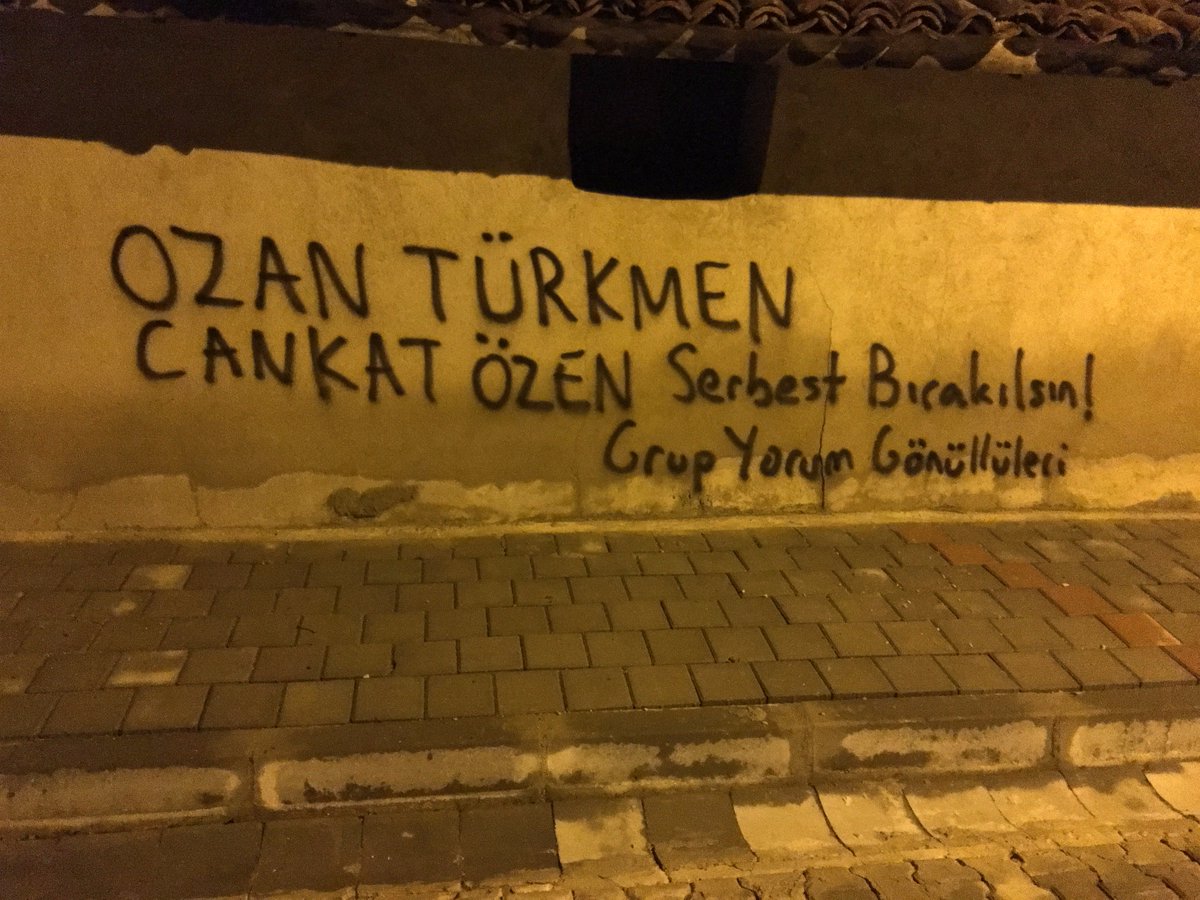 Babaeski'de Grup Yorum Gönüllüleri 23 Nisan'dan beri tutsak olan Cankat Özen ve Ozan Türkmen için yazılama yaptı <a href="/Grup_YORUM/">Grup Yorum</a>