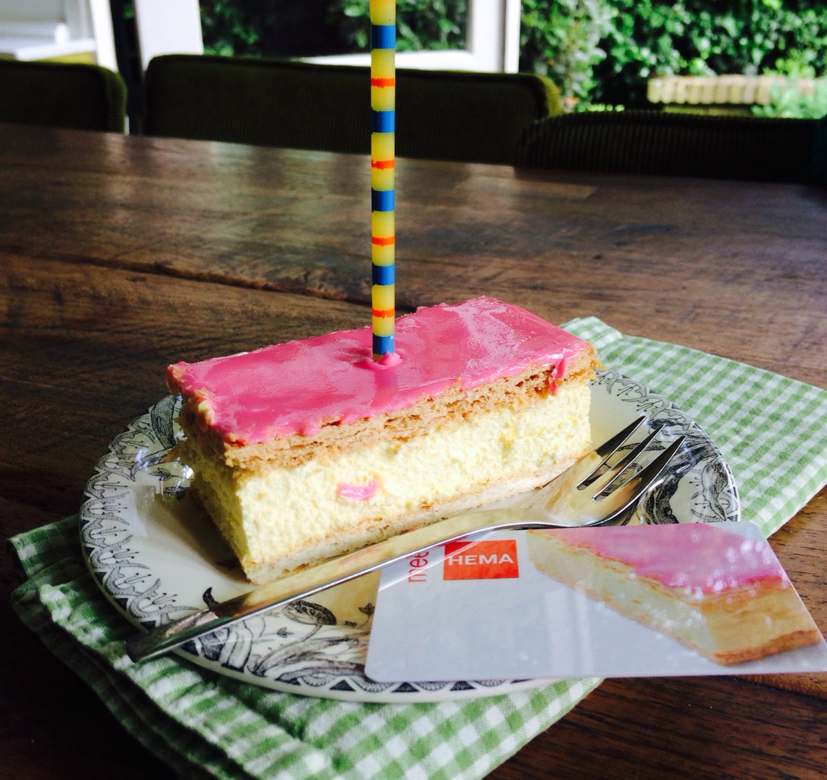 ThinkBigM's tweet photo. Today is my birthday. Thanks @HEMA for the free cake. #hematompouce #marketing https://t.co/qA1YJtRaTP https://t.co/PeWivW4as0