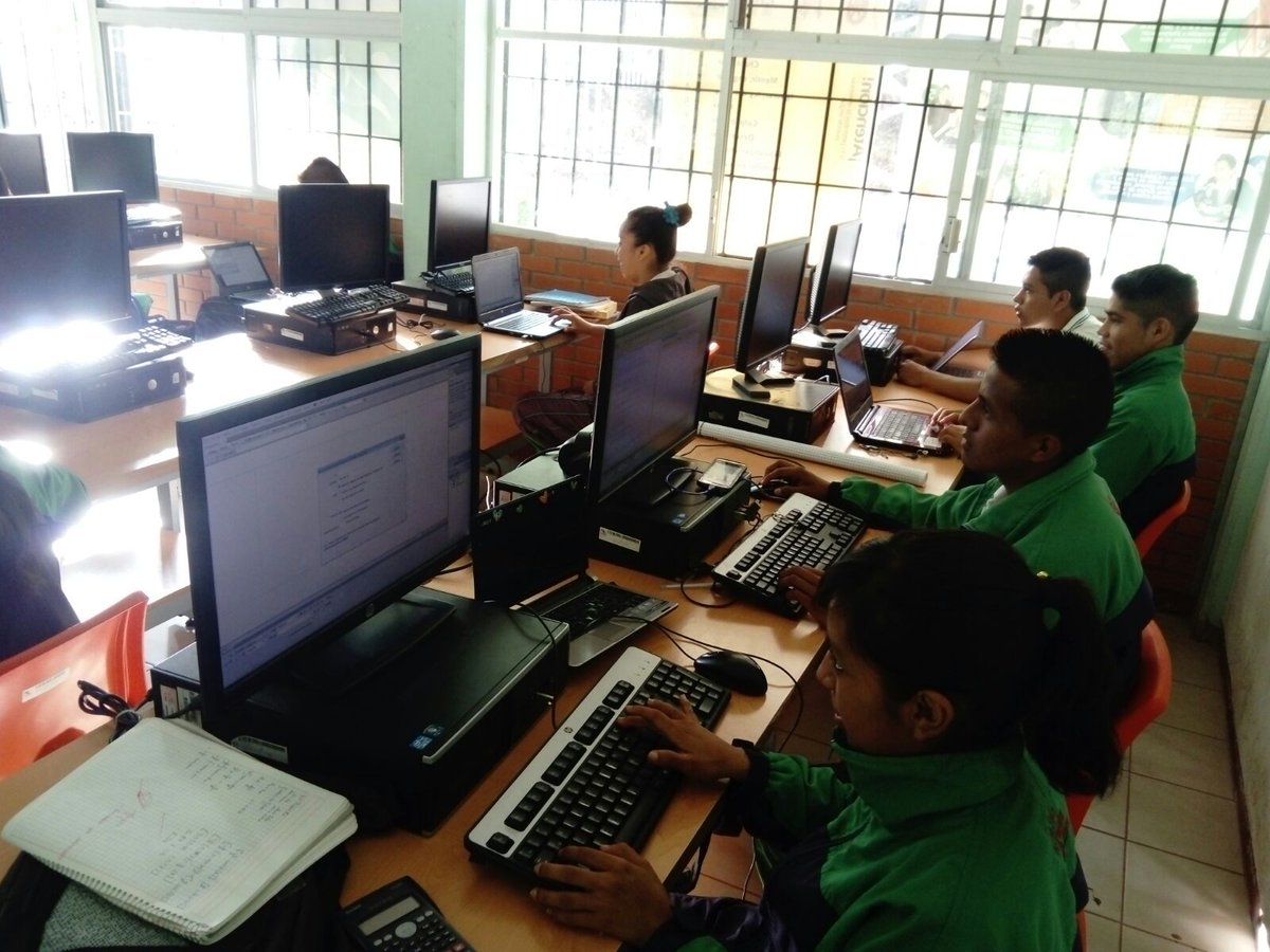 Nuestros #Estudiantes ponen en práctica sus conocimientos y habilidades en el diseño de páginas web #SomosEMSaD