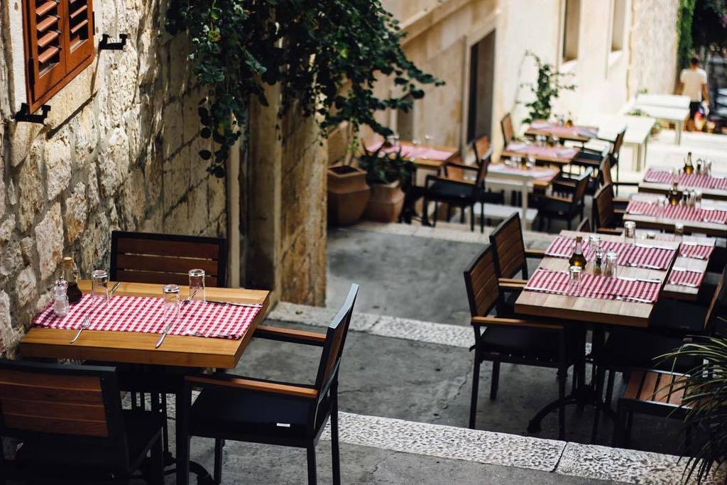 tablebasescom's tweet image. Bruno series table bases in Croatia! Beautiful little alley, what a nice spot to stop and eat. 
#croatia #tablebas… bit.ly/2rzPLFh