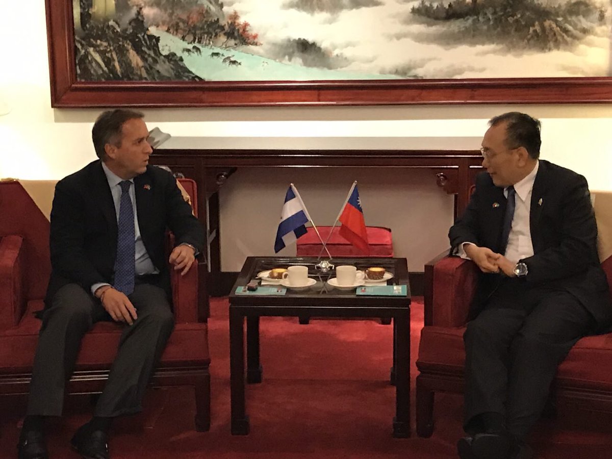 #Region12
Comisionado @Vilo_Martinez y el DP <a href="/ricardo_hn/">RicardoAlvarez</a> se reunieron con el Vicecanciller de Taiwan José María Liu y el embajador Sierra.