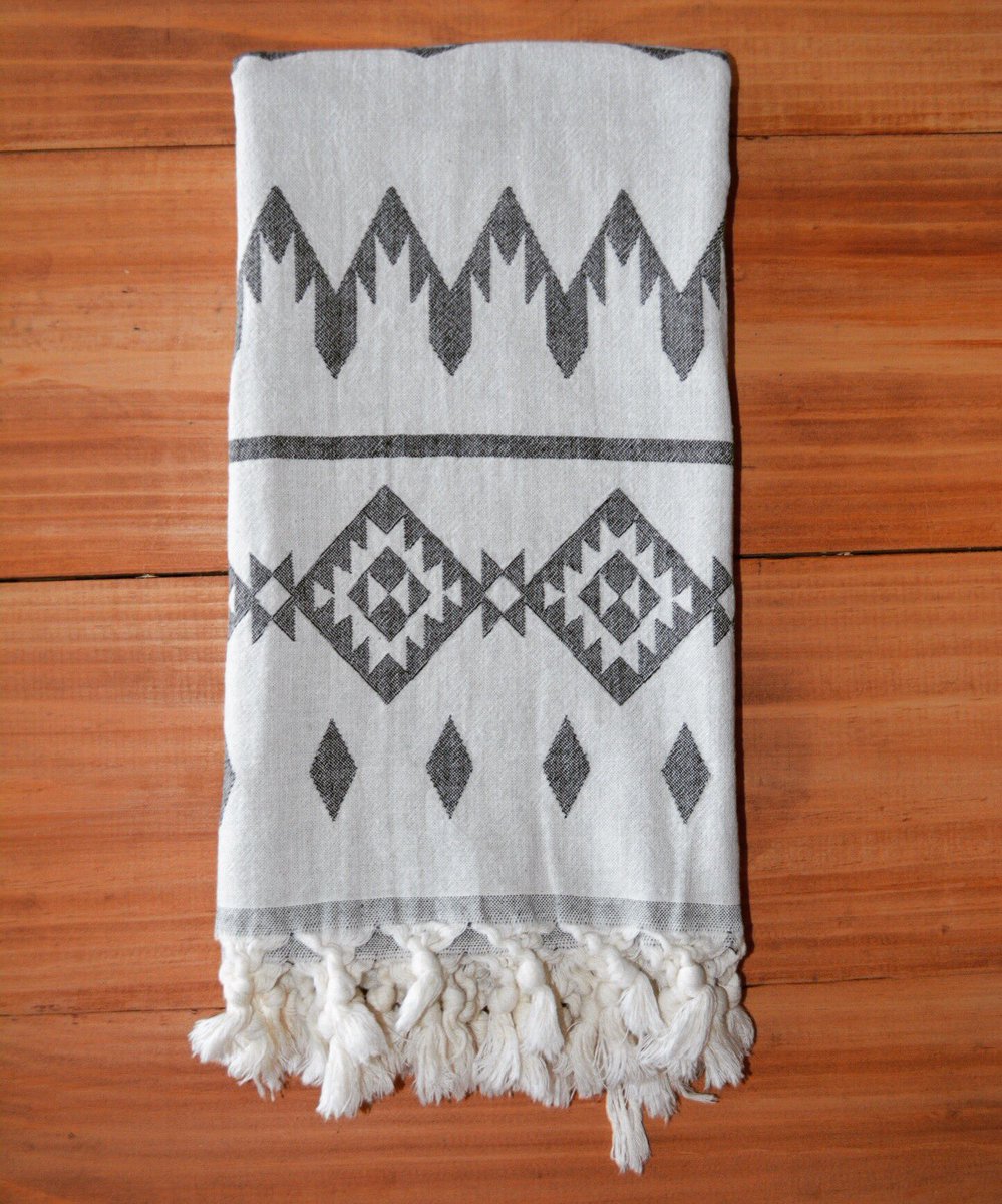 Makihoi_'s tweet photo. Our Raki towel is cute, fun &amp; reversible. Black or white! 🌴🍃 

👇🏼👇🏼 Tag someone you know who would L.O.V.E. this beauty. 

#lux #shop #love https://t.co/w6VhW9x0Os