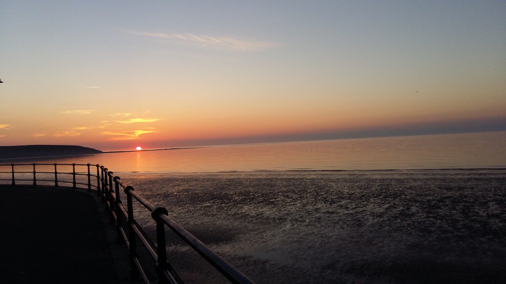 Hudsonweather's tweet image. Heat returns Wednesday for one day only, but with a risk of storms. More at 6.30, BBC1. (Pic Filey sunrise D Hinsley)