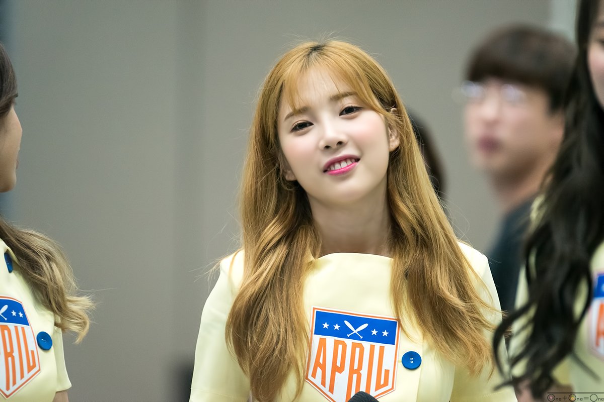 [17.06.17] #에이프릴 #마포 #에스플렉스 #팬사인회  #April #윤채경 #chaekyung  직찍 4cut  <a href="/4wallE/">❤사월이❤</a>  세상하나뿐인 빛. 가끔 포즈도 취해주는구낭  😂