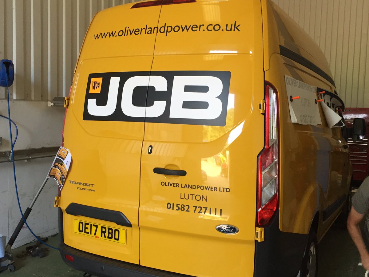 OliverLandpower's tweet photo. One of two new Transit Custom's having the #JCB makeover #ambersigns https://t.co/c5gkuMjRzL