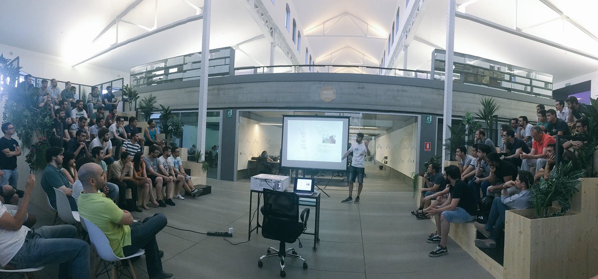 Lleno absoluto en <a href="/ironhack/">blabloup</a> ♥️ <a href="/Gartzia6/">Mikel Garcia</a> hablando sobre #GraphQL #Javascript #Meetup #Tech #ReactJS 🙌🏻