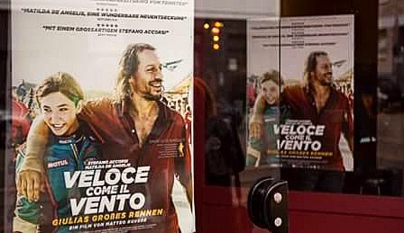 Velocecomeilfp's tweet image. Cinema in Germania con manifesto di #Velocecomeilvento e i #david2017 #Vaccaboia @StefanoAccorsi_  @angelis_matilda #giuliasgrossesrenner