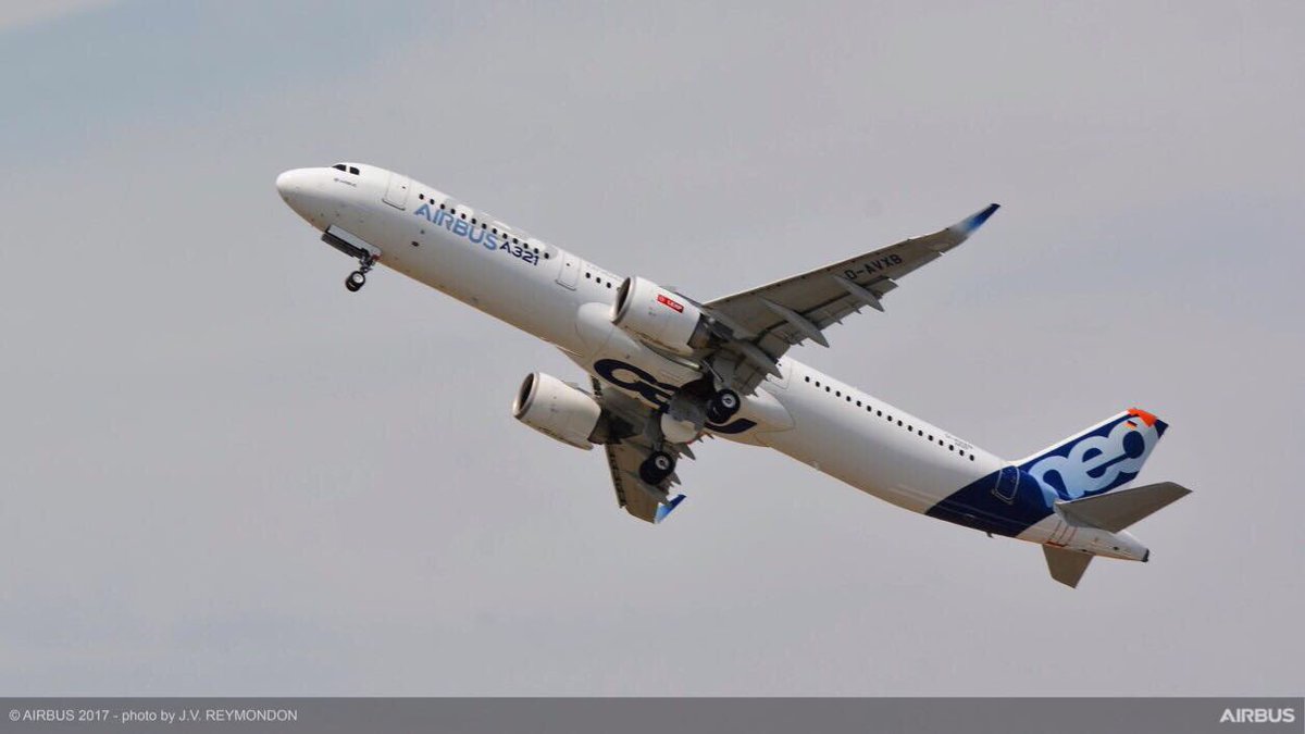 Airbus's tweet photo. Making the show, once again! 👍🏻#PAS17 #WeMakeItFly https://t.co/5jE7Hi7NRo
