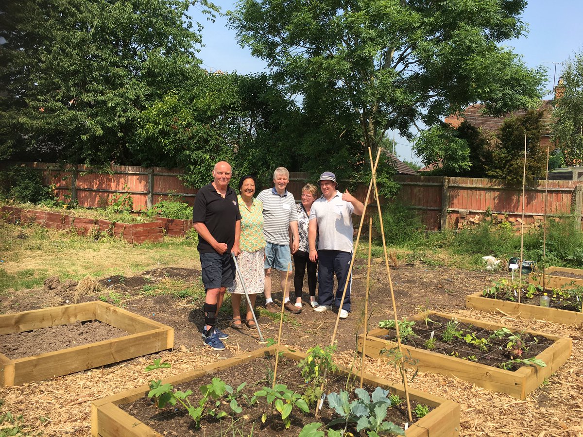 BrendanYoung3's tweet photo. Brendan &amp; @Hortyphil pick strawberries @linknurseries Powick 4 Mid Summer Twitter Tea Party @WorcsHealthCare @JoGaffneyAHP @OfrahMuflahi https://t.co/nKjHzJ8f29