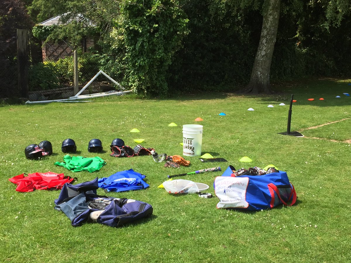 Allstars_SK9ers's tweet photo. First taster session for the kids at @stannesfulshaw done 6 MVPs from this group! #awesome #PlayBall #sunnydayfun https://t.co/1u0ZuSOJLF