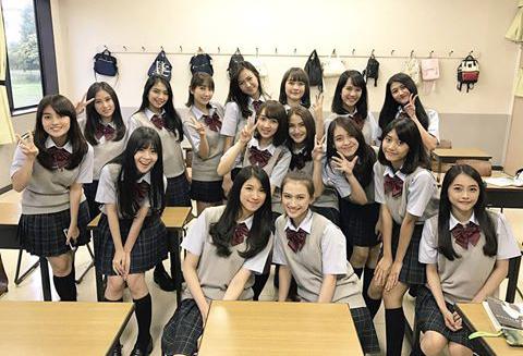 Sekolah JKT48, kalau kayak begini muridnya, kayaknya betah kali guru nya ngajar yak hehee #Int