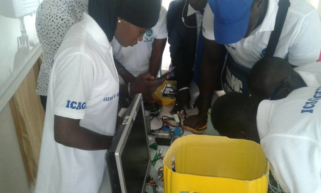 freedesignLAB's tweet photo. Atelier  @jerryDIT avec les etudiants  de ICAGI  et de L'ESP de Dakar 
@jerryclan https://t.co/yRhgUp8b1O