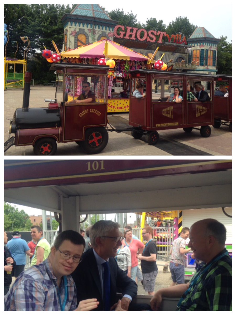 TT-traditie.
Zo'n 500 bewoners <a href="/Vanboeijentweet/">Vanboeijen</a> @promenscare <a href="/TransDe/">sappir 😌👌❤️💸💵</a> ea worden uitgenodigd op TT-kermis.
Ik mocht in 't treintje :-)
#Assen