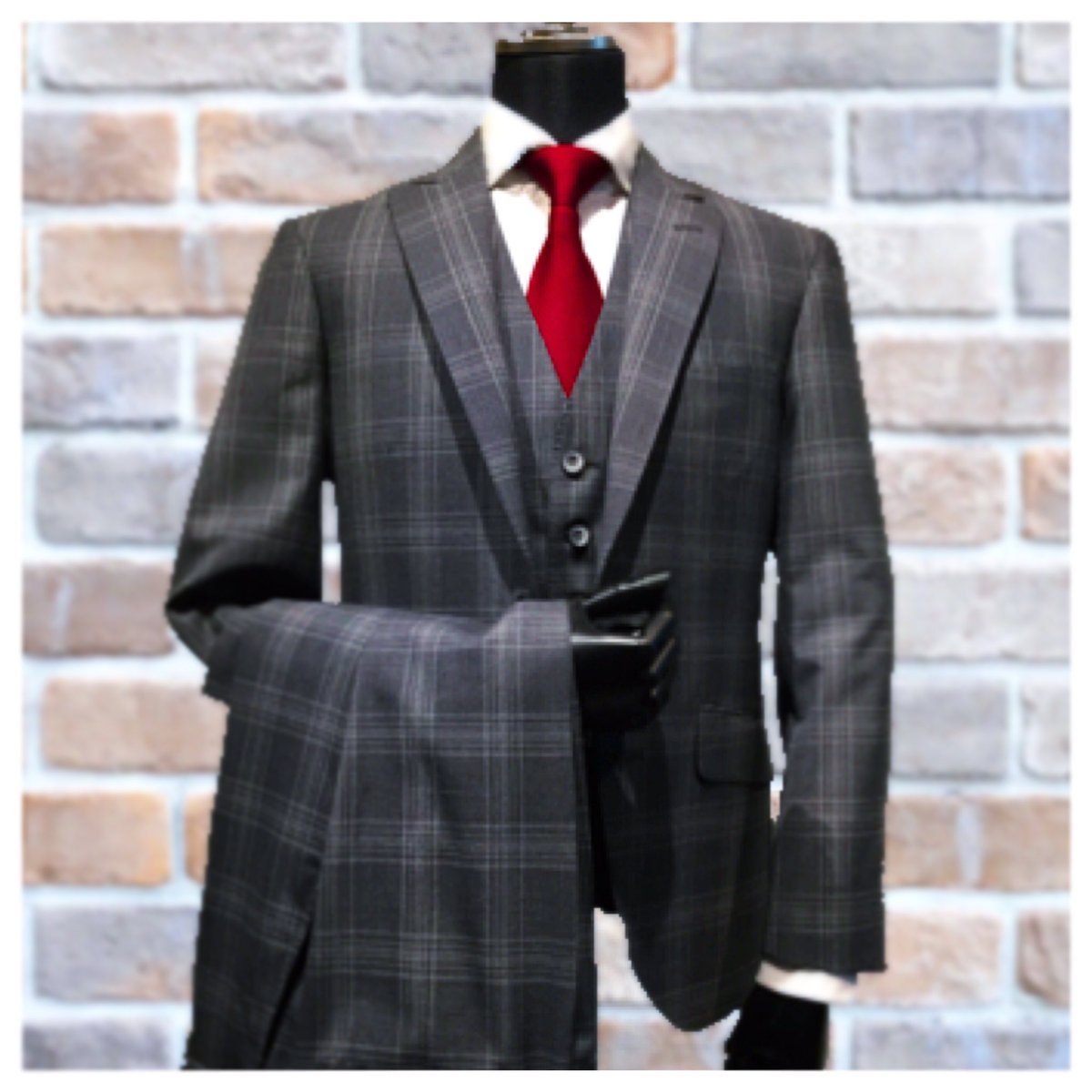 Suit_College's tweet photo. 春夏シーズンにもスリーピーススーツのオーダーが増えています！
ジャケットを脱ぐ機会が増えるからこそベストの着用をオススメします♪
シャツ1枚の姿よりも圧倒的にデキる男に見えるはずです！
HP : https://t.co/8BLrI1QSXu
名古屋市中区大須3-15-10 2F https://t.co/PaChMSemFW