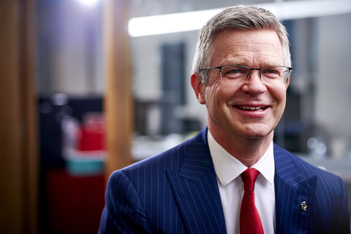 GlassdoorUK's tweet photo. Congrats @mbennett_69 of @HomeServeUK #3 CEO in the UK for 2017!  https://t.co/T9zVFIBLmo #TopCEOs https://t.co/pGXwHAQzdj