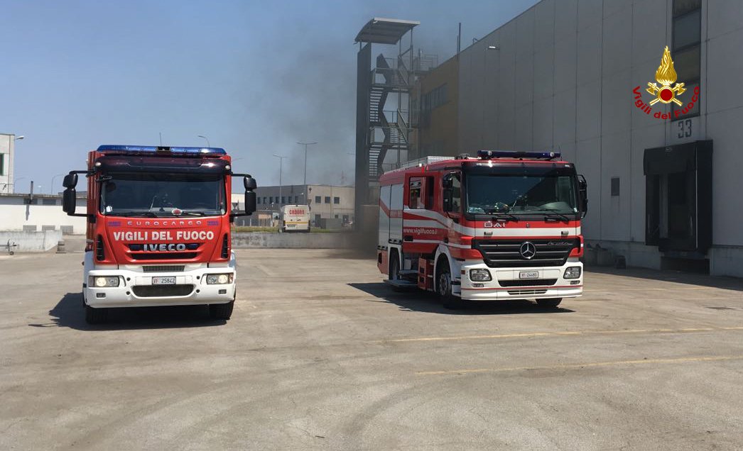 vvfveneto's tweet photo. 20giu13:25 #Quartod’Altino(VE), #vigilidelfuoco spengono l’incendio di un motore cella frigo di un deposito di supermercati. Nessun ferito. https://t.co/RAxpvdcibN