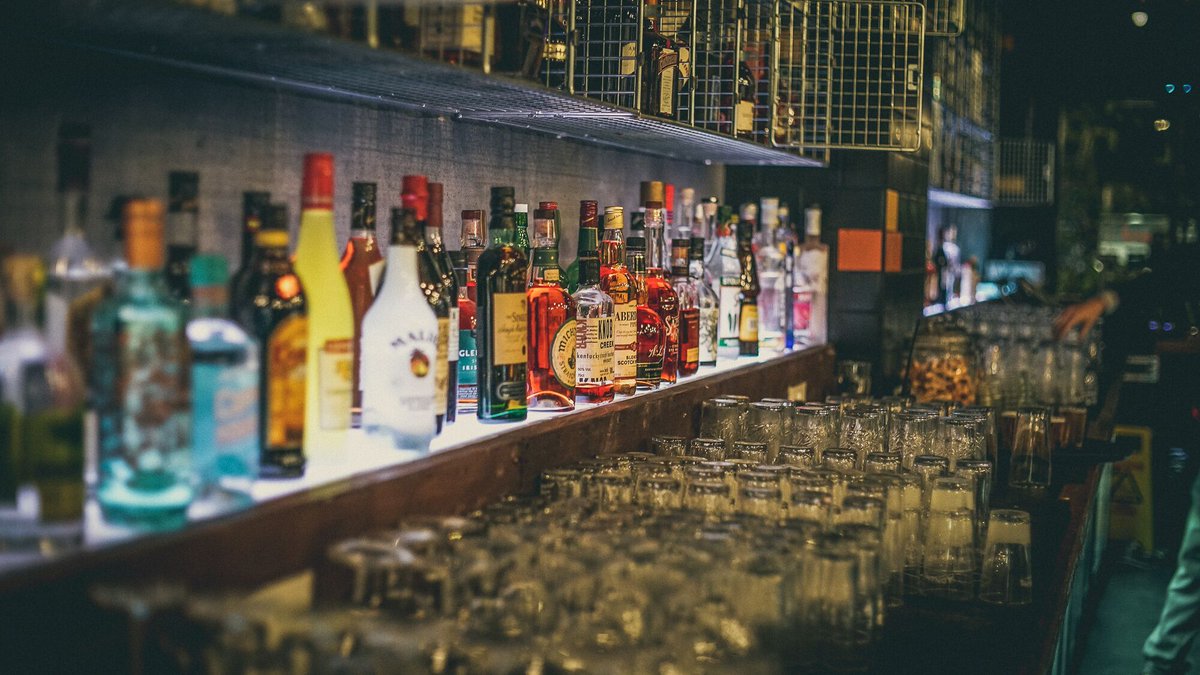 LRBWembley's tweet photo. Got a ticket to @ecsleague or @JeffLynnesELO this weekend? Bring your ticket to @LRBWembley and enjoy your drinks with a 10% discount! 🍻 https://t.co/hAXgxTFxbH