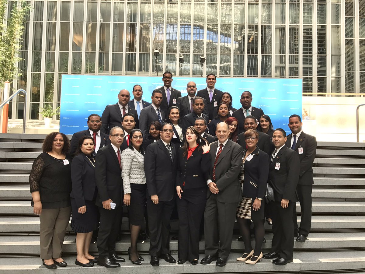 ElicFernandez's tweet photo. Ahora Encuentro en el Banco Mundial. Washington DC. 
#ProgramaLideresVisitantes y #LideresRDenUSA. @ElicFernandez https://t.co/D70FsQ3VGx