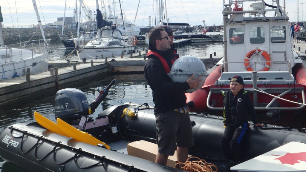 CIDCOcean's tweet photo. Remise de la première #HydroBall™ qui participera à la Croisière comémorative du 150ème du Canada (#Canada150). https://t.co/HqGpBVTZTy