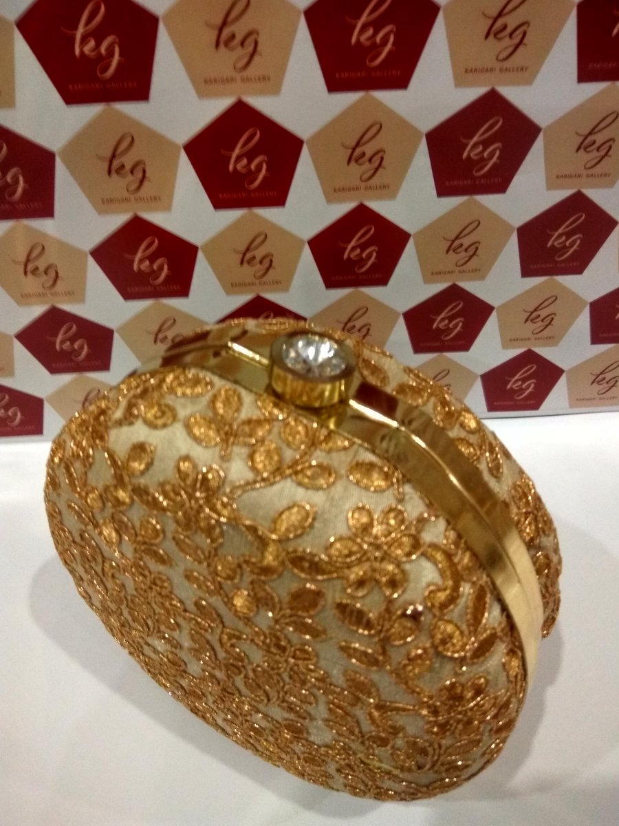 KarigariGallery's tweet photo. Elegant Round Clutch(Golden Sequence Embroidery)
PC: R2 |Price:INR999
#Wedding #Party #Clutches #freedelivery #paysecurely
#karigarigallery https://t.co/IXlaAkj5Lv