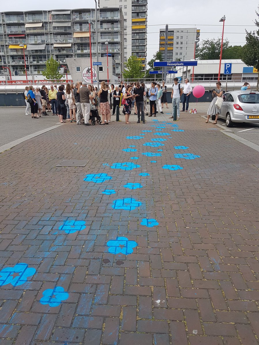 Dementievriendelijke wijk: vergeet-me-niet pad door Ommoord Rotterdam. <a href="/StimuleerFonds/">Stimuleringsfonds Creatieve Industrie</a> Mooie dag voor een excursie!